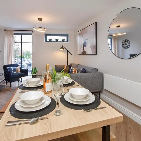Crescent Court Modern And Luxurious ヨーク