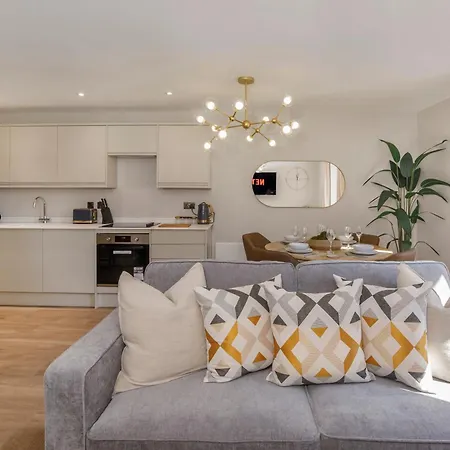 Crescent Court Modern And Luxurious アパート