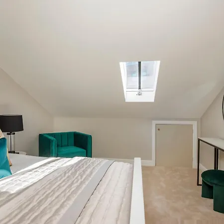 Crescent Court Modern And Luxurious