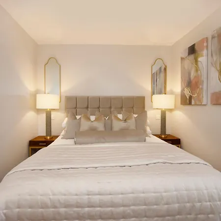 Crescent Court Modern And Luxurious * ヨーク