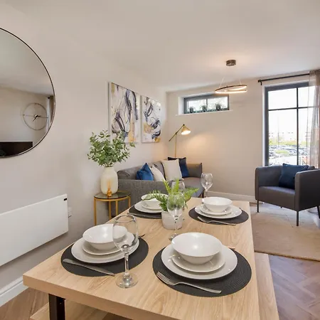 Crescent Court Modern And Luxurious ヨーク