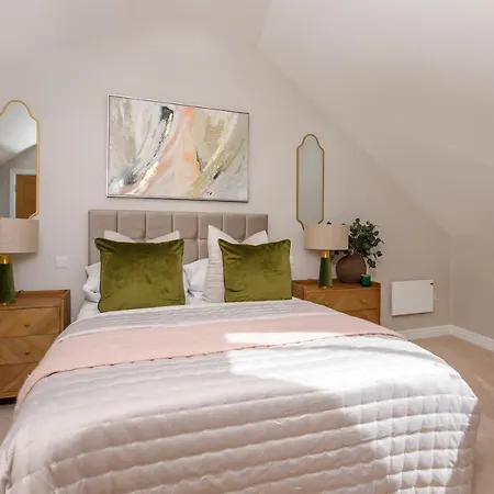 Crescent Court Modern And Luxurious