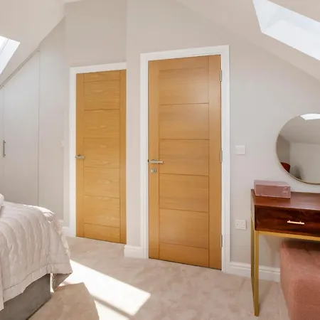 Crescent Court Modern And Luxurious York