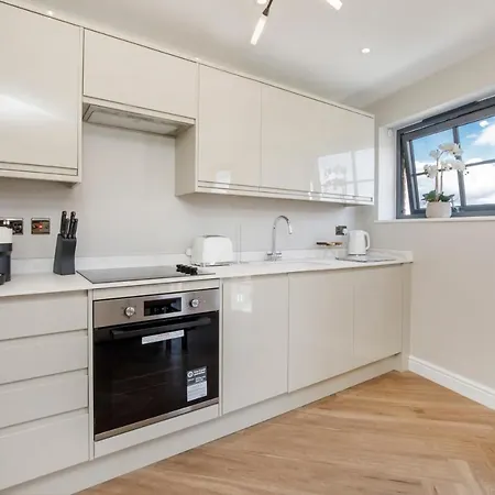 Crescent Court Modern And Luxurious York