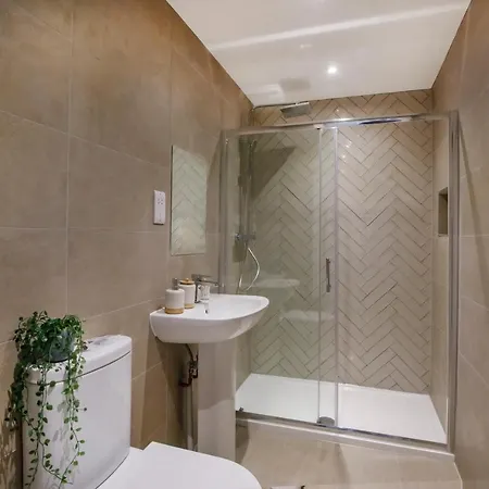 Crescent Court Modern And Luxurious *