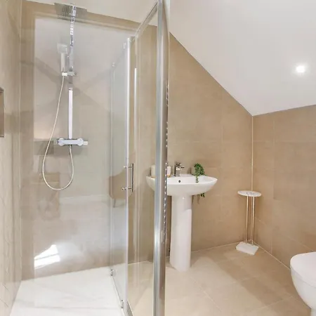 Crescent Court Modern And Luxurious شقة