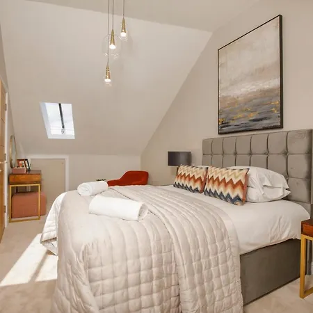 Crescent Court Modern And Luxurious يورك
