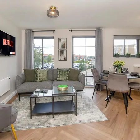 Crescent Court Modern And Luxurious * York