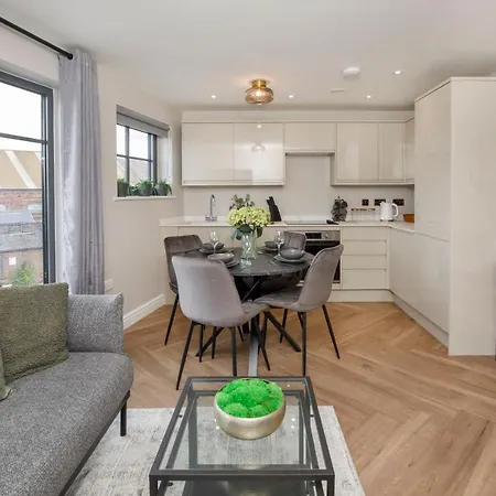 Crescent Court Modern And Luxurious *