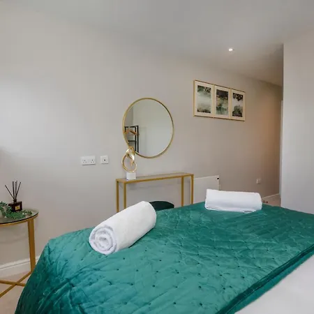 Crescent Court Modern And Luxurious * York