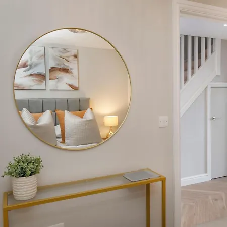 Crescent Court Modern And Luxurious