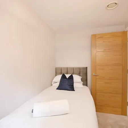 Crescent Court Modern And Luxurious 约克