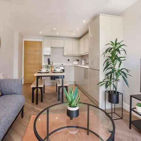 Crescent Court Modern And Luxurious يورك