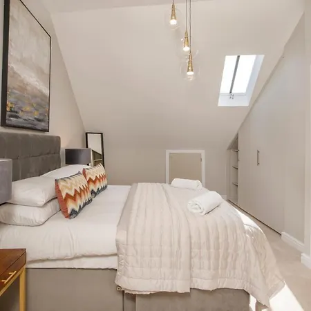 Crescent Court Modern And Luxurious