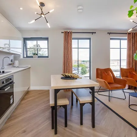 Crescent Court Modern And Luxurious Lägenhet