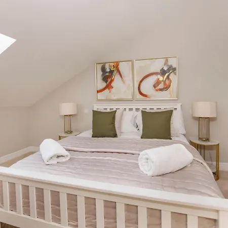 Crescent Court Modern And Luxurious York