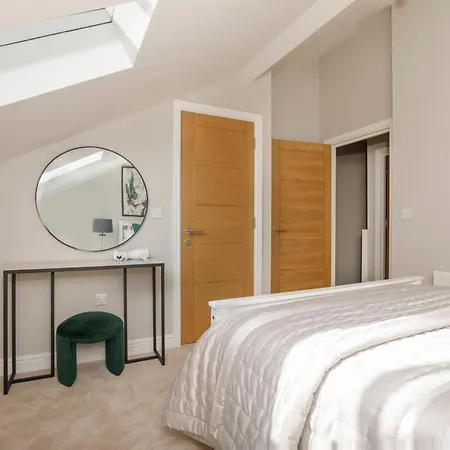 Crescent Court Modern And Luxurious