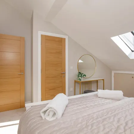 Crescent Court Modern And Luxurious * York