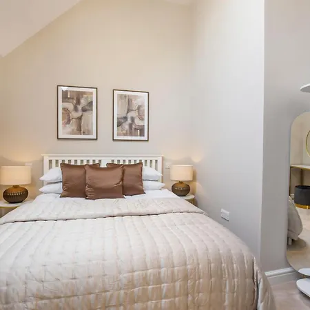 Crescent Court Modern And Luxurious *