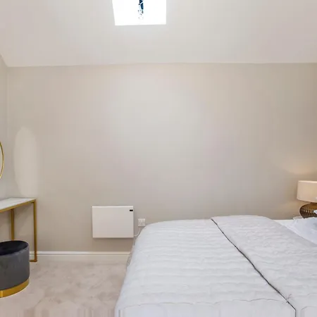 Crescent Court Modern And Luxurious Apartment