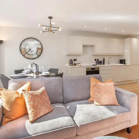 Crescent Court Modern And Luxurious