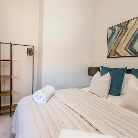 Apartment Crescent Court Modern And Luxurious