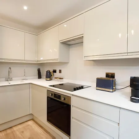 Crescent Court Modern And Luxurious York
