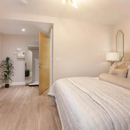 Crescent Court Modern And Luxurious *