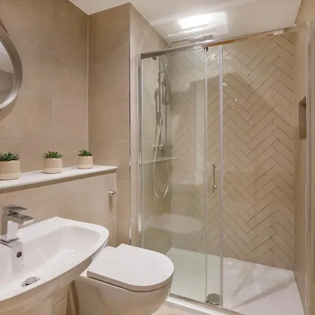 Crescent Court Modern And Luxurious يورك