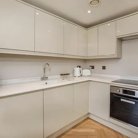 Crescent Court Modern And Luxurious 约克