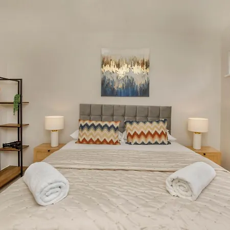 Crescent Court Modern And Luxurious Apartment York