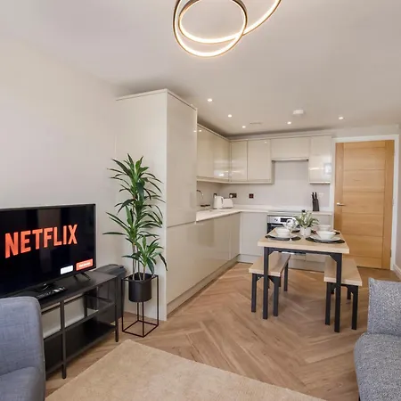 Crescent Court Modern And Luxurious * York