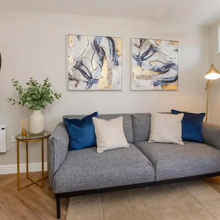 Crescent Court Modern And Luxurious *