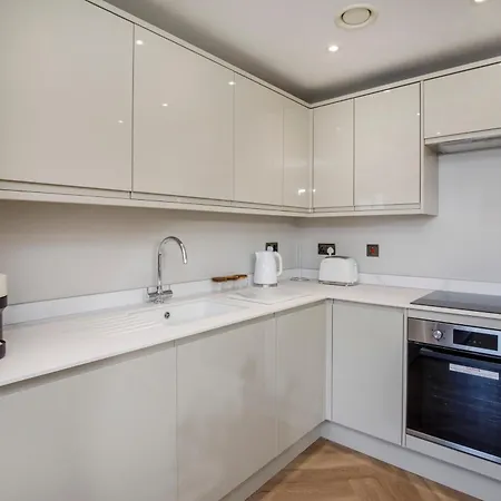 Crescent Court Modern And Luxurious شقة