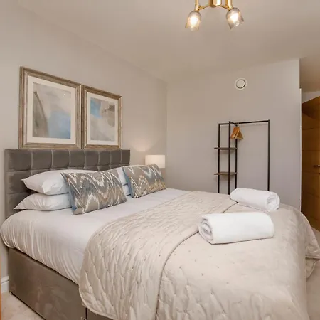 Crescent Court Modern And Luxurious