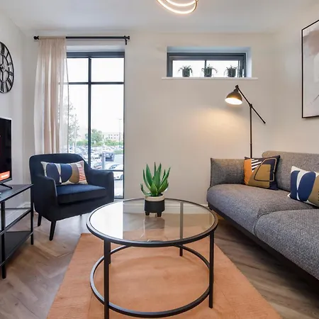 Crescent Court Modern And Luxurious 约克