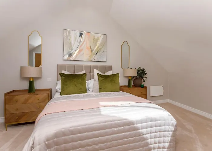 Crescent Court Modern And Luxurious