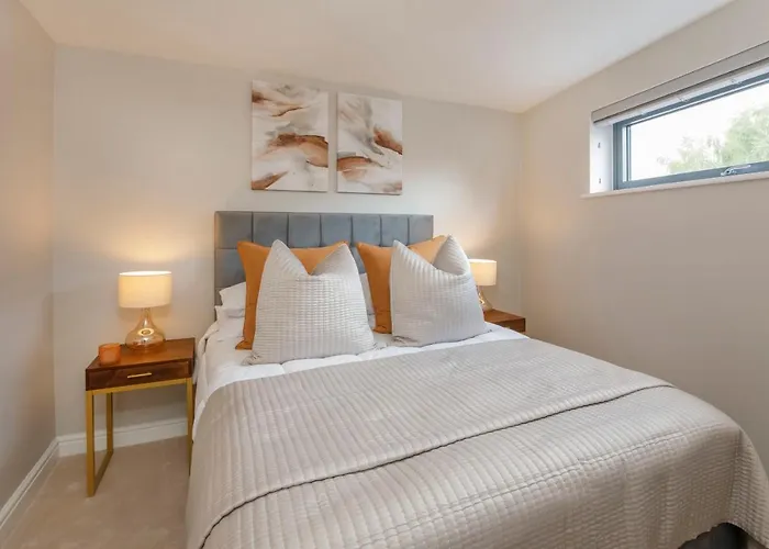 Crescent Court Modern And Luxurious