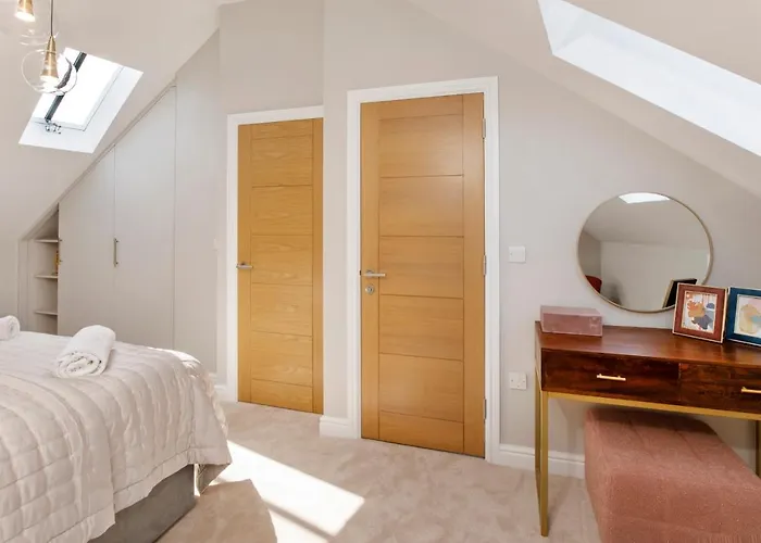 Crescent Court Modern And Luxurious יורק