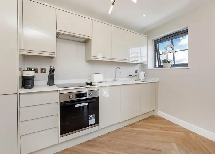 Crescent Court Modern And Luxurious יורק