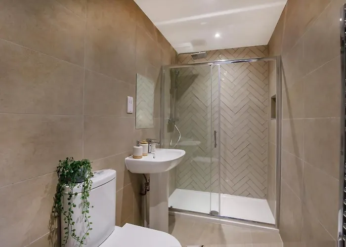 Crescent Court Modern And Luxurious *