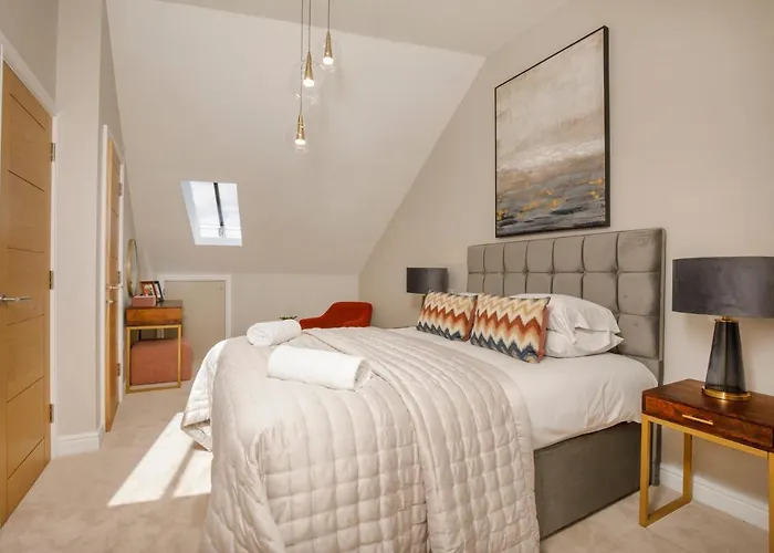 Crescent Court Modern And Luxurious יורק