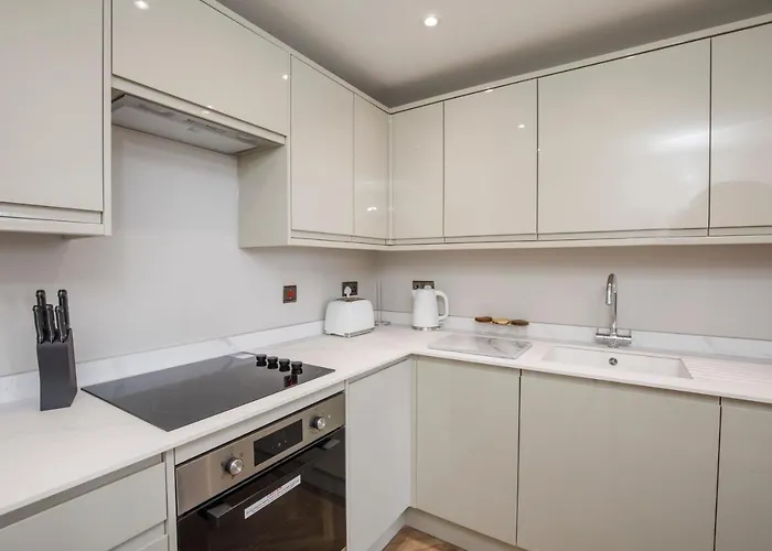 Crescent Court Modern And Luxurious *