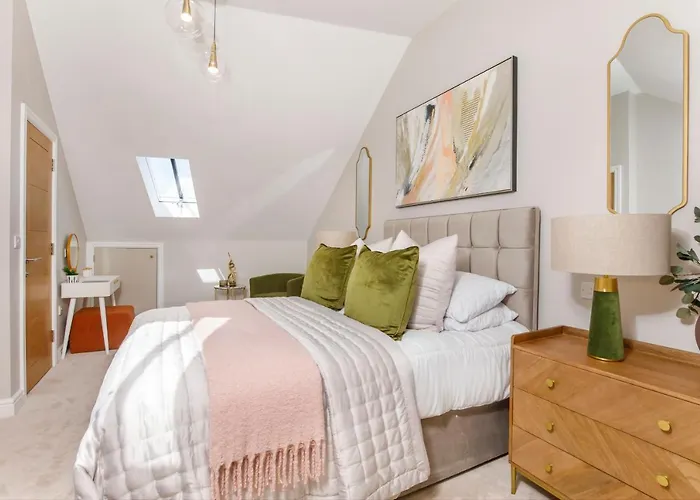 Crescent Court Modern And Luxurious דירה