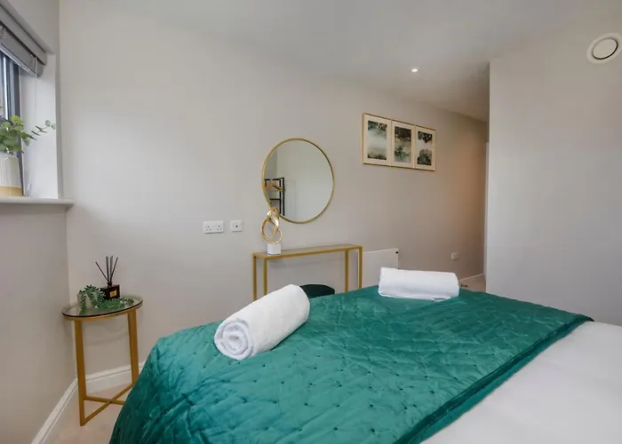 Crescent Court Modern And Luxurious * יורק