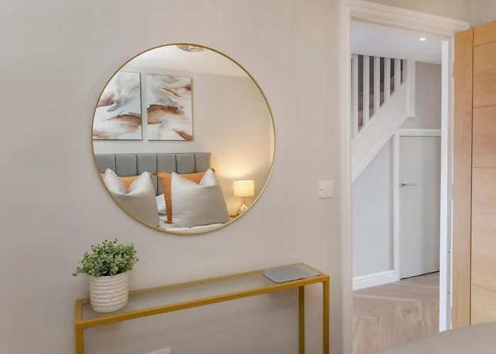 Crescent Court Modern And Luxurious