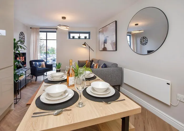 Crescent Court Modern And Luxurious יורק