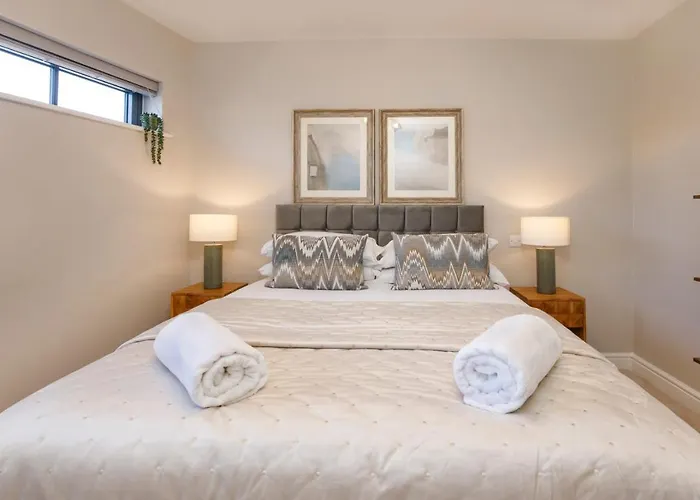 Crescent Court Modern And Luxurious דירה