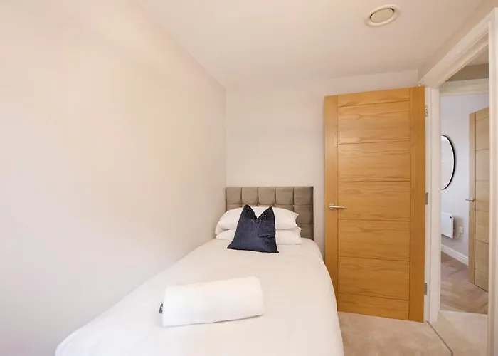 Crescent Court Modern And Luxurious יורק