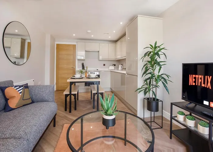 Crescent Court Modern And Luxurious יורק